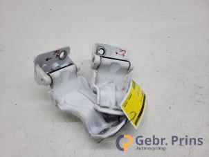 Gebruikte Scharnierset Ford Transit 2.0 TDCi 16V Eco Blue 130 Prijs € 42,35 Inclusief btw aangeboden door Autorec. Gebr. Prins b.v.