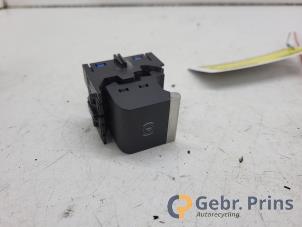 Gebruikte Schakelaar handrem Citroen Berlingo 1.6 BlueHDI 75 Prijs € 18,15 Inclusief btw aangeboden door Autorec. Gebr. Prins b.v.