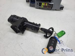 Kontaktslot + computer van een Fiat Panda (312) 0.9 TwinAir 60 2015