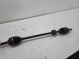 Gebruikte Aandrijfas rechts-voor Daihatsu Cuore (L251/271/276) 1.0 12V DVVT Prijs € 35,00 Margeregeling aangeboden door Autorec. Gebr. Prins b.v.