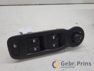 Gebruikte Ruit schakelaar elektrisch Renault Modus/Grand Modus (JP) 1.6 16V Prijs € 20,00 Margeregeling aangeboden door Autorec. Gebr. Prins b.v.