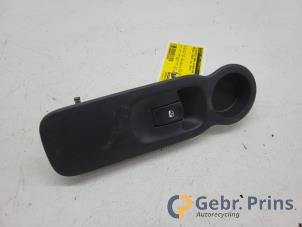 Gebruikte Elektrisch Raam Schakelaar Renault Modus/Grand Modus (JP) 1.6 16V Prijs € 10,00 Margeregeling aangeboden door Autorec. Gebr. Prins b.v.