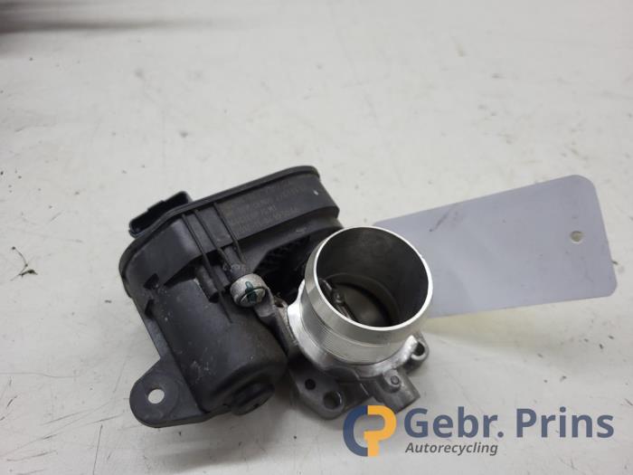 Gebruikte Gasklephuis Peugeot 2008 (CU) 1.2 12V e-THP PureTech 110 Prijs € 40,00 Margeregeling aangeboden door Autorec. Gebr. Prins b.v.