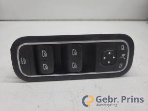 Gebruikte Schakelaar Elektrisch Raam Mercedes A (177.0) 1.5 A-180d Prijs € 40,00 Margeregeling aangeboden door Autorec. Gebr. Prins b.v.