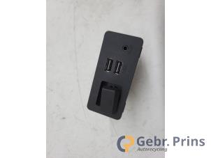 Gebruikte AUX/USB aansluiting Mazda 2 (DJ/DL) 1.5 SkyActiv-G 90 Prijs € 100,00 Margeregeling aangeboden door Autorec. Gebr. Prins b.v.