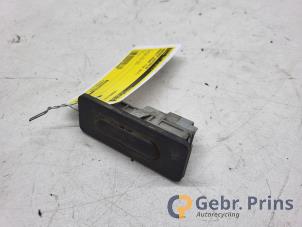 Gebruikte Achterklep Handgreep Renault Megane IV Estate (RFBK) 1.5 Energy dCi 110 Prijs € 15,00 Margeregeling aangeboden door Autorec. Gebr. Prins b.v.