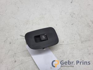 Gebruikte Schakelaar Elektrisch Raam Volvo S60 III (ZS) 2.0 T5 16V Prijs € 15,00 Margeregeling aangeboden door Autorec. Gebr. Prins b.v.