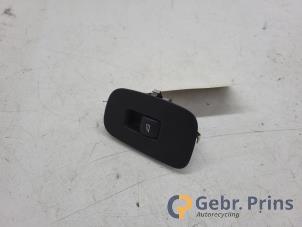 Gebruikte Ruit schakelaar elektrisch Volvo S60 III (ZS) 2.0 T5 16V Prijs € 15,00 Margeregeling aangeboden door Autorec. Gebr. Prins b.v.