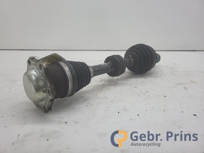 Gebruikte Aandrijfas links-voor Volkswagen Polo IV (9N1/2/3) 1.4 TDI 70 Prijs € 30,00 Margeregeling aangeboden door Autorec. Gebr. Prins b.v.
