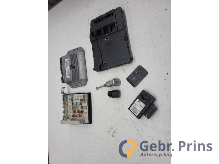 Gebruikte Kontaktslot + computer Renault Scénic II (JM) 1.6 16V Prijs € 100,00 Margeregeling aangeboden door Autorec. Gebr. Prins b.v.