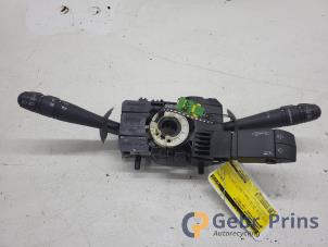 Gebruikte Licht + Raw Schakelaar Renault Twingo II (CN) 1.5 dCi 90 FAP Prijs € 35,00 Margeregeling aangeboden door Autorec. Gebr. Prins b.v.