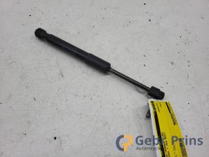 Gebruikte Motorkapdemper links Tesla Model Y (5YJY) RWD Prijs € 20,00 Margeregeling aangeboden door Autorec. Gebr. Prins b.v.