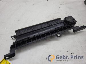 Gebruikte Luchtgeleider Tesla Model Y (5YJY) RWD Prijs € 75,00 Margeregeling aangeboden door Autorec. Gebr. Prins b.v.