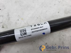 Gebruikte Reactiestang rechts-achter Tesla Model Y (5YJY) RWD Prijs € 75,00 Margeregeling aangeboden door Autorec. Gebr. Prins b.v.