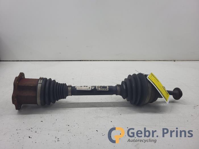 Gebruikte Aandrijfas links-voor Audi A4 (B8) 1.8 TFSI 16V Prijs € 40,00 Margeregeling aangeboden door Autorec. Gebr. Prins b.v.