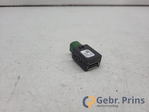 Gebruikte AUX/USB aansluiting Volkswagen Polo VI (AW1) 1.0 TSI 12V Prijs € 20,00 Margeregeling aangeboden door Autorec. Gebr. Prins b.v.
