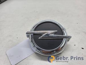 Gebruikte Handgreep Achterklep Opel Corsa E 1.0 SIDI Turbo 12V Prijs € 25,00 Margeregeling aangeboden door Autorec. Gebr. Prins b.v.