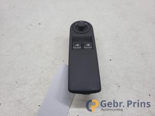 Gebruikte Raam schakelaar elektrisch Renault Clio IV (5R) 1.2 16V Prijs € 20,00 Margeregeling aangeboden door Autorec. Gebr. Prins b.v.