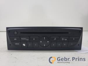 Gebruikte Radio CD Speler Renault Clio III (BR/CR) 1.2 16V 75 Prijs € 40,00 Margeregeling aangeboden door Autorec. Gebr. Prins b.v.