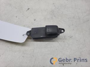 Gebruikte Elektrisch Raam Schakelaar Mazda 5 (CWA9) 2.0i 16V Prijs € 10,00 Margeregeling aangeboden door Autorec. Gebr. Prins b.v.