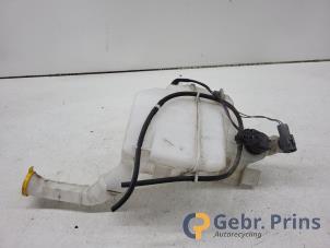 Gebruikte Ruitensproeiertank voor Mazda 5 (CWA9) 2.0i 16V Prijs € 35,00 Margeregeling aangeboden door Autorec. Gebr. Prins b.v.