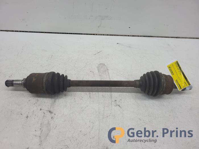 Gebruikte Aandrijfas links-voor Fiat Grande Punto (199) 1.4 Prijs € 30,00 Margeregeling aangeboden door Autorec. Gebr. Prins b.v.