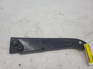 Gebruikte Koplampframe links Volkswagen Up! (121) 1.0 12V 60 Prijs € 15,00 Margeregeling aangeboden door Autorec. Gebr. Prins b.v.