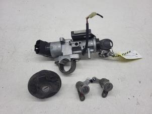 Gebruikte Sleutel + Contactslot Chevrolet Aveo (250) 1.2 16V Prijs € 30,00 Margeregeling aangeboden door Autorec. Gebr. Prins b.v.