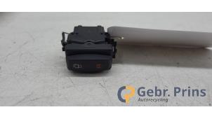 Gebruikte Schakelaar Centr. Deurvergrendeling Renault Trafic New (FL) 2.0 dCi 16V 90 Prijs € 24,20 Inclusief btw aangeboden door Autorec. Gebr. Prins b.v.