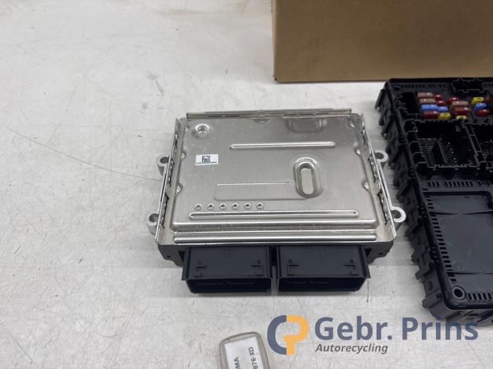 Kontaktslot + computer van een Ford Puma 1.0 Ti-VCT EcoBoost mHEV 12V 2022