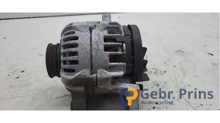 Dynamo van een Renault Twingo II (CN) 1.2 16V 2012