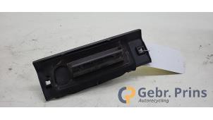 Gebruikte Handgreep Achterklep Peugeot 206+ (2L/M) 1.4 XS Prijs € 25,00 Margeregeling aangeboden door Autorec. Gebr. Prins b.v.