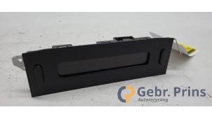 Gebruikte Display Interieur Peugeot 206+ (2L/M) 1.4 XS Prijs € 20,00 Margeregeling aangeboden door Autorec. Gebr. Prins b.v.