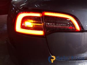 Gebruikte Achterlicht links Tesla Model 3 Standard RWD Plus 60 kWh Prijs € 200,00 Margeregeling aangeboden door Autorec. Gebr. Prins b.v.