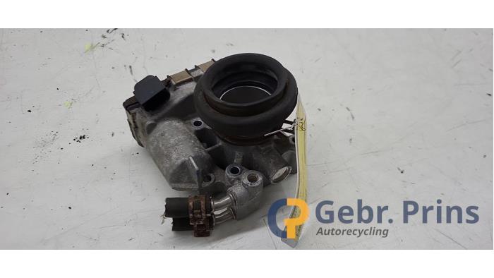 Gebruikte Gasklephuis Peugeot 107 1.0 12V Prijs € 30,00 Margeregeling aangeboden door Autorec. Gebr. Prins b.v.