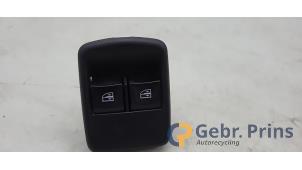 Gebruikte Raam schakelaar elektrisch Renault Trafic (1FL/2FL/3FL/4FL) 1.6 dCi Twin Turbo Prijs € 24,20 Inclusief btw aangeboden door Autorec. Gebr. Prins b.v.