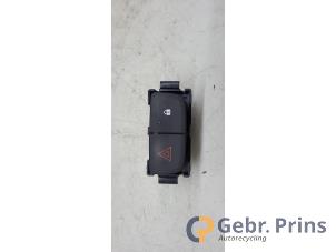Gebruikte Alarmlicht Schakelaar Renault Trafic (1FL/2FL/3FL/4FL) 1.6 dCi Twin Turbo Prijs € 12,10 Inclusief btw aangeboden door Autorec. Gebr. Prins b.v.