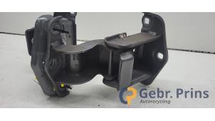 Gebruikte Scharnierset Renault Trafic (1FL/2FL/3FL/4FL) 1.6 dCi Twin Turbo Prijs € 36,30 Inclusief btw aangeboden door Autorec. Gebr. Prins b.v.