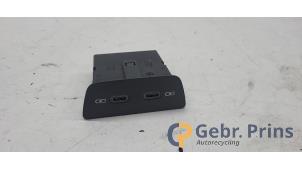 Gebruikte AUX/USB aansluiting Volkswagen Polo VI (AW1) 1.0 TSI 12V Prijs € 20,00 Margeregeling aangeboden door Autorec. Gebr. Prins b.v.