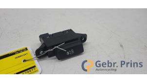 Gebruikte ESP Schakelaar Chevrolet Cruze (305) 1.8 16V VVT Prijs € 15,00 Margeregeling aangeboden door Autorec. Gebr. Prins b.v.