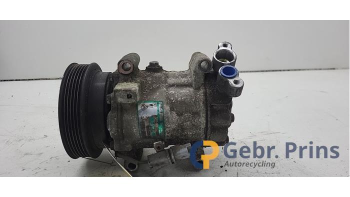 Gebruikte Pomp Airco Renault Clio III (BR/CR) 1.6 16V Prijs € 40,00 Margeregeling aangeboden door Autorec. Gebr. Prins b.v.
