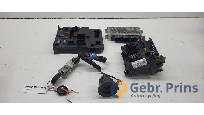 Gebruikte Kontaktslot + computer Peugeot 206+ (2L/M) 1.1 XR,XS Prijs € 100,00 Margeregeling aangeboden door Autorec. Gebr. Prins b.v.