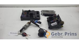 Gebruikte Kontaktslot + computer Peugeot 206+ (2L/M) 1.1 XR,XS Prijs € 100,00 Margeregeling aangeboden door Autorec. Gebr. Prins b.v.