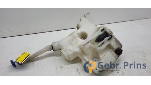 Gebruikte Ruitensproeiertank voor Mercedes ML II (164/4JG) 3.0 ML-280 CDI 4-Matic V6 24V Prijs € 35,00 Margeregeling aangeboden door Autorec. Gebr. Prins b.v.