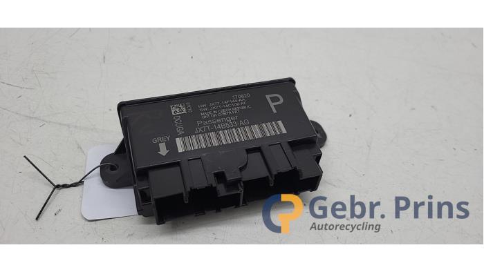 Centrale Deurvergrendelings Module van een Ford Focus 4 Wagon 1.0 Ti-VCT EcoBoost 12V 100 2020