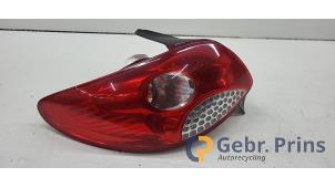 Gebruikte Achterlicht links Peugeot 206+ (2L/M) 1.4 XS Prijs € 30,00 Margeregeling aangeboden door Autorec. Gebr. Prins b.v.