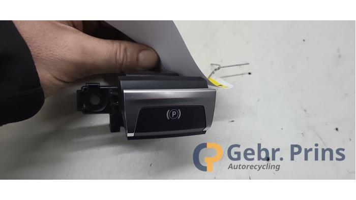 Gebruikte Handrem schakelaar Peugeot 308 (L3/L8/LB/LH/LP) 1.2 12V e-THP PureTech 130 Prijs € 20,00 Margeregeling aangeboden door Autorec. Gebr. Prins b.v.