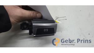 Gebruikte Schakelaar handrem Peugeot 308 (L3/L8/LB/LH/LP) 1.2 12V e-THP PureTech 130 Prijs € 20,00 Margeregeling aangeboden door Autorec. Gebr. Prins b.v.