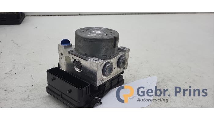 ABS Pomp van een Ford Fiesta 7 1.0 EcoBoost 12V 100 2019