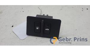 Gebruikte Schakelaar Tankklep Lexus IS (E2) 250 2.5 V6 24V Prijs € 10,00 Margeregeling aangeboden door Autorec. Gebr. Prins b.v.